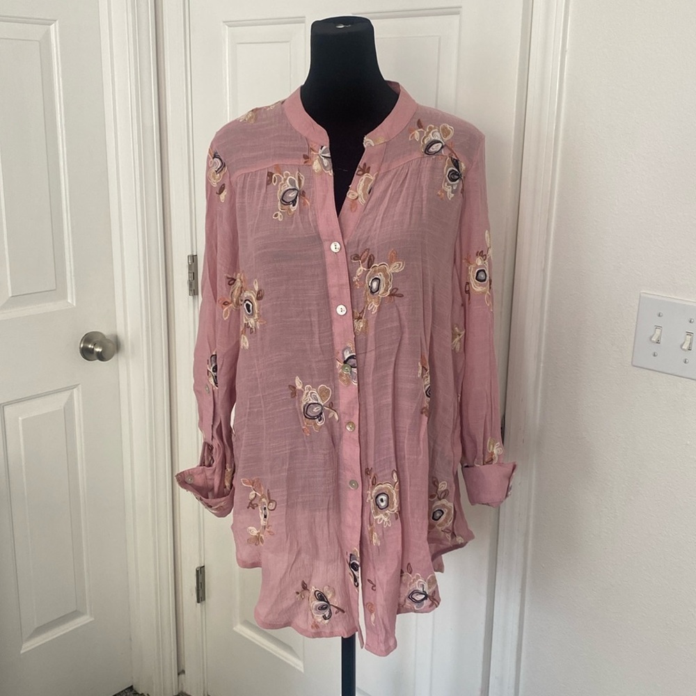 Fig and flower embroidered button down blouse in dusty rose.